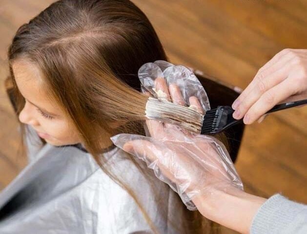 farben-sie-ihre-haare-mit-diesen-einfachen-schritten-zu-hause-blond