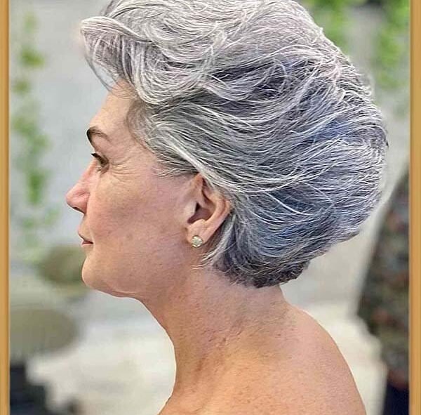freche-frisuren-fur-graue-haare-ab-60