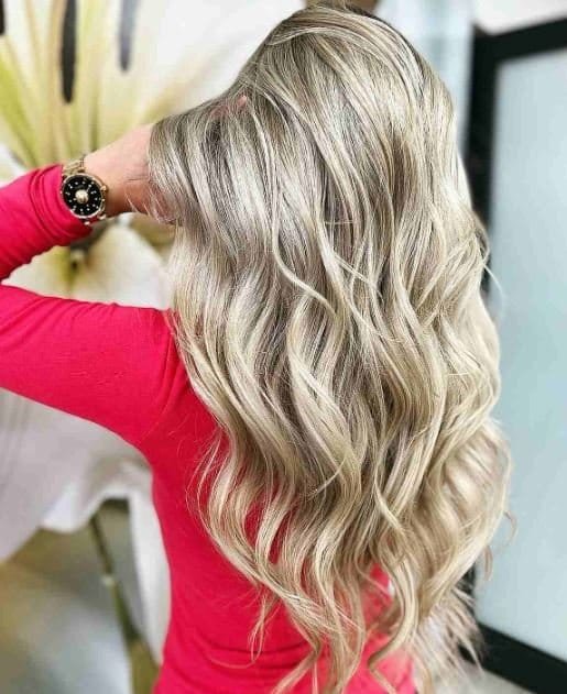 Atemberaubende hellblonde Wellen