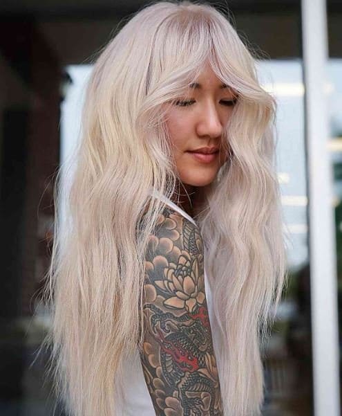 Ausgebleichtes hellblondes langes Haar