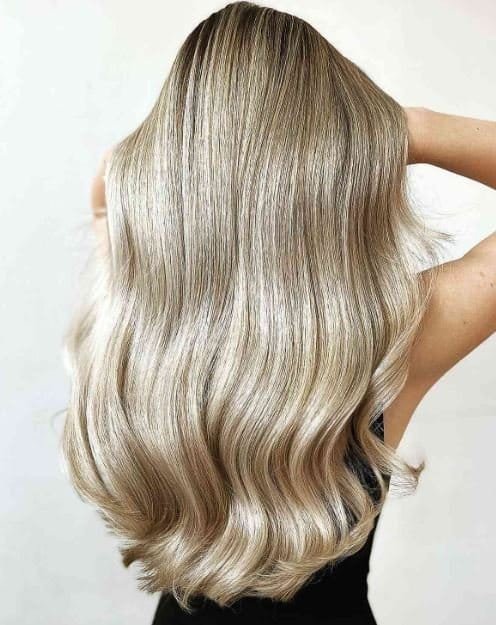 Butteriges hellblondes glattes Haar mit dunkleren Wurzeln