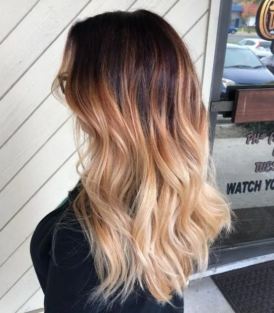 Dunkelbraunes bis goldblondes Haar