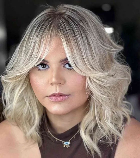Eisblonde Balayage auf einem unordentlichen Lob