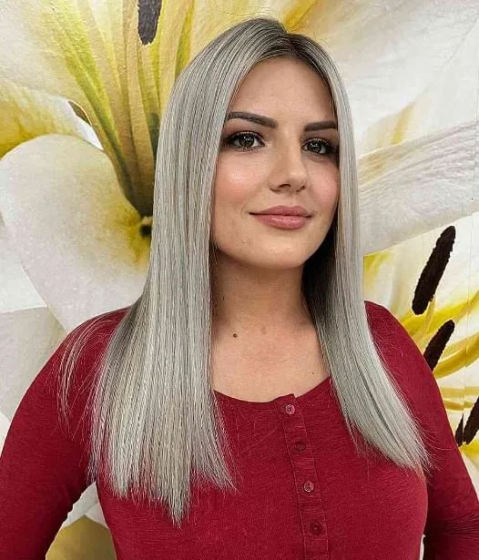 Glattes silberblondes glattes Haar