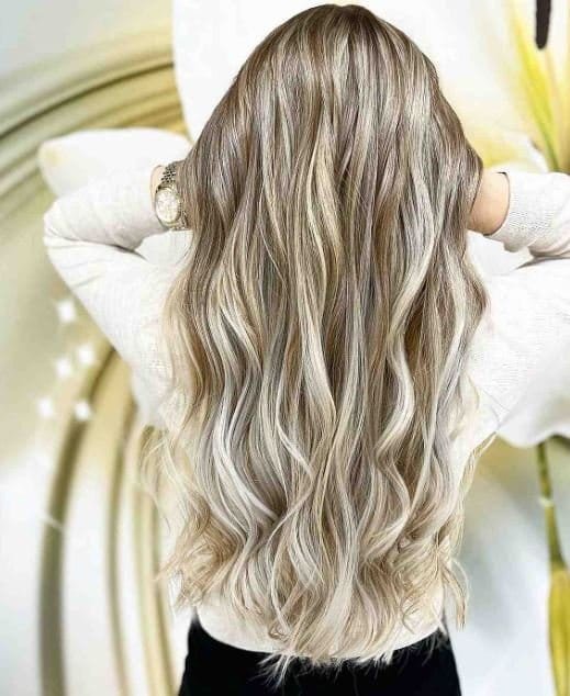 Hellblonde Highlights auf braunem Haar