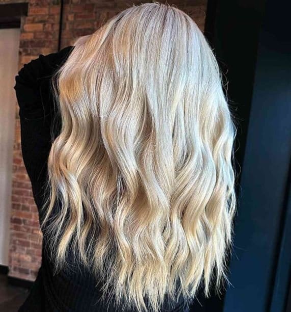 Hellblonde lange Wellen