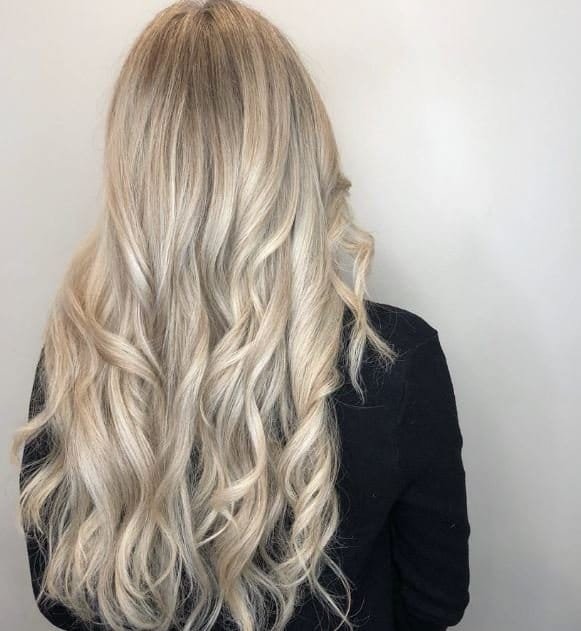 Hellblondes Haar mit Tieftönen