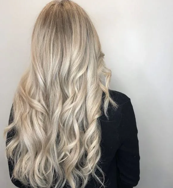 Hellblondes Haar mit Tieftönen