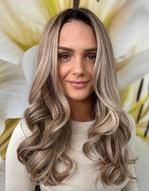 Hellblondes Haar mit brünetten Tönen