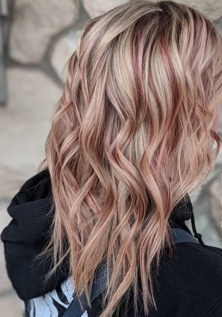 Hellblondes Haar mit roten Highlights