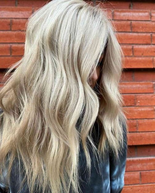 Helle hellblonde Frisur