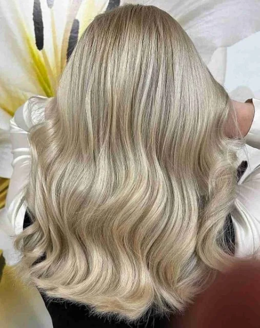 Helles Champagnerblondes glattes Haar