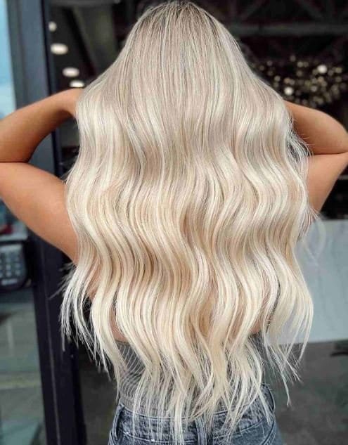 Lange gewellte hellblonde Locken