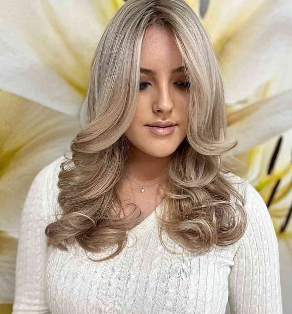 Mittellanges cremiges Blond