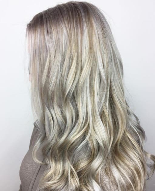 Sehr hellblonde Haarfarbe