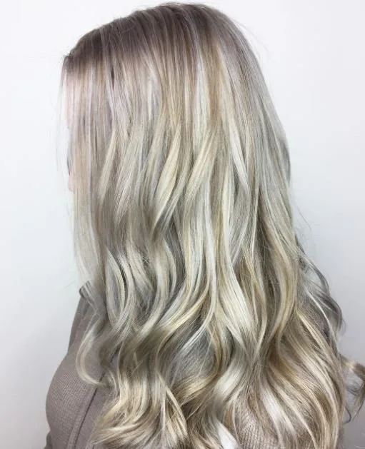 Sehr hellblonde Haarfarbe