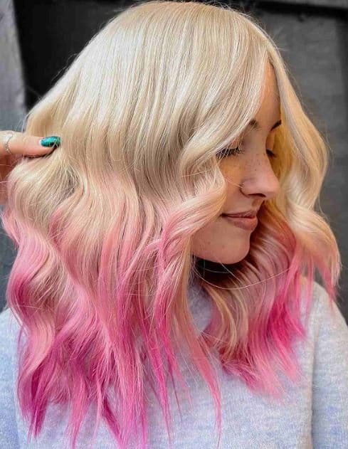 Sehr hellblondes Haar mit rosa Spitzen