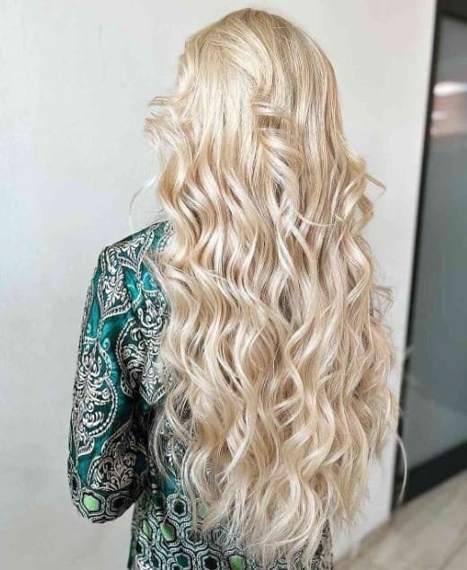 Sehr langes, lockiges, hellblondes Haar