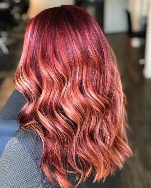 caramel-kupfer-haare-mit-blonden-strahnen-