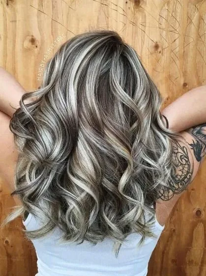 Braune haare mit strähnen aufhellen