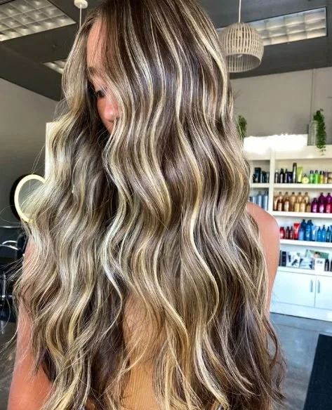 Braune haare mit strähnen aufhellen