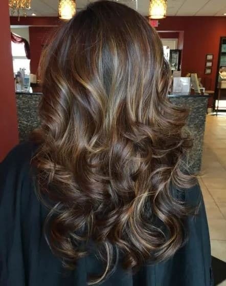 Caramel kupfer haare mit blonden strähnen