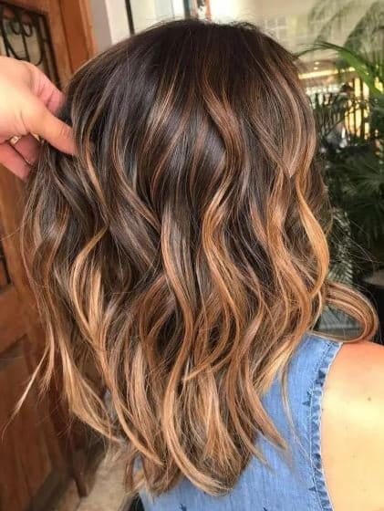 Caramel kupfer haare mit blonden strähnen