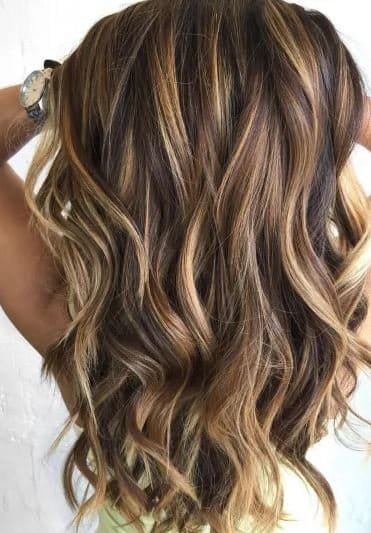 Caramel kupfer haare mit blonden strähnen