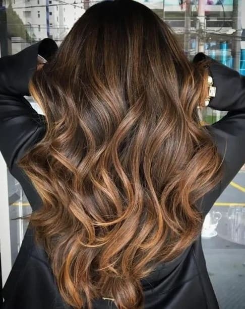 Caramel kupfer haare mit blonden strähnen