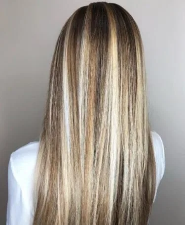 Glatt Braune Haare Mit Blonden Strähnen