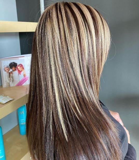 Glatt Braune Haare Mit Blonden Strähnen