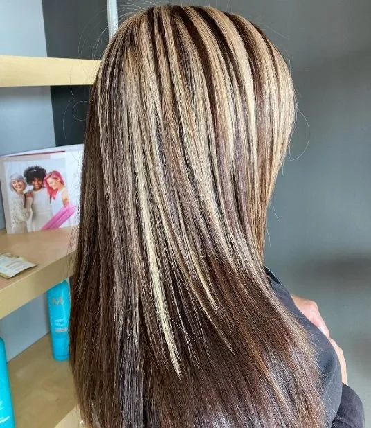 Glatt Braune Haare Mit Blonden Strähnen