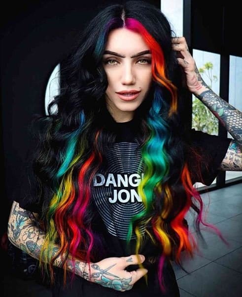 schwarze-haare-mit-blonden-strahnen-vorne-