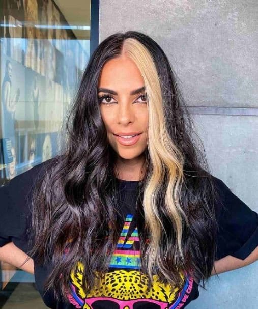 schwarze-haare-mit-blonden-strahnen-vorne-