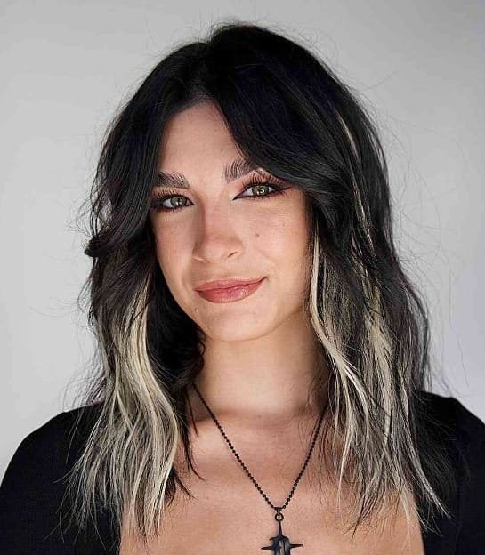 schwarze-haare-mit-blonden-strahnen-vorne-