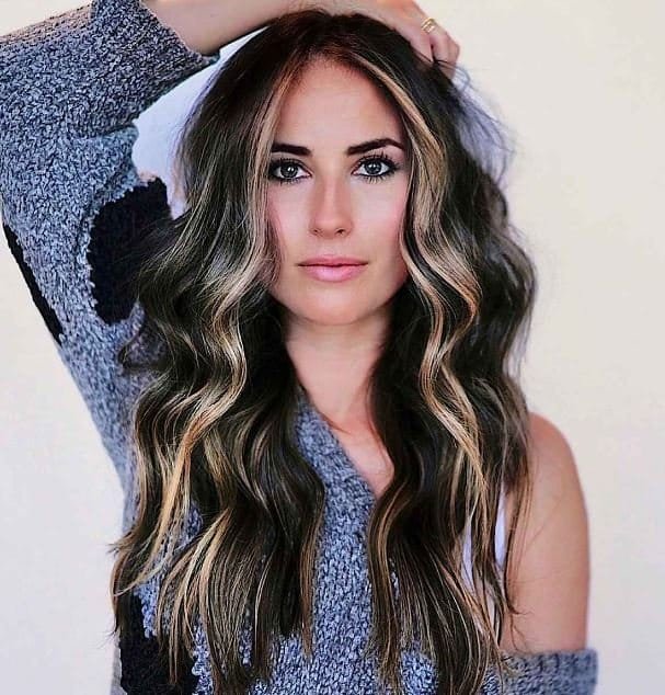 schwarze-haare-mit-blonden-strahnen-vorne-